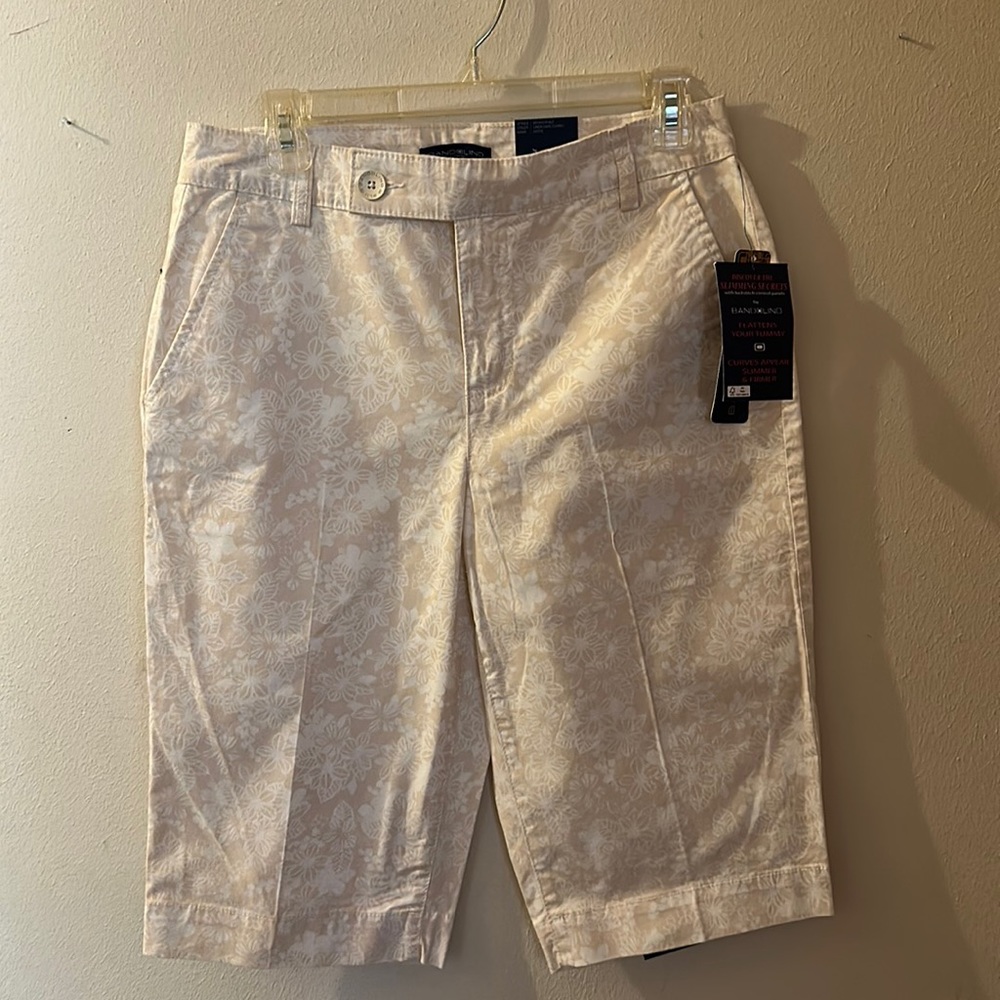 Bandolino  Womens Shorts size 8 yellow/white NWT